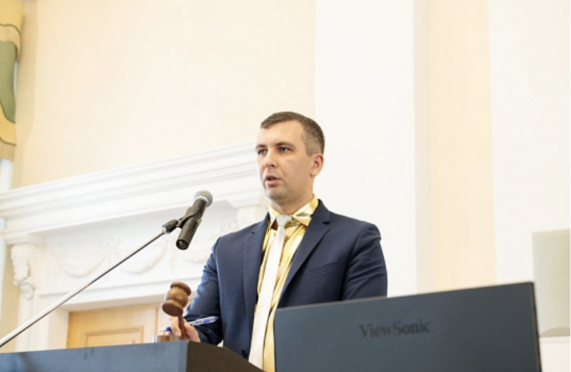 Who are the main participants in the division of gold deposits in Russia